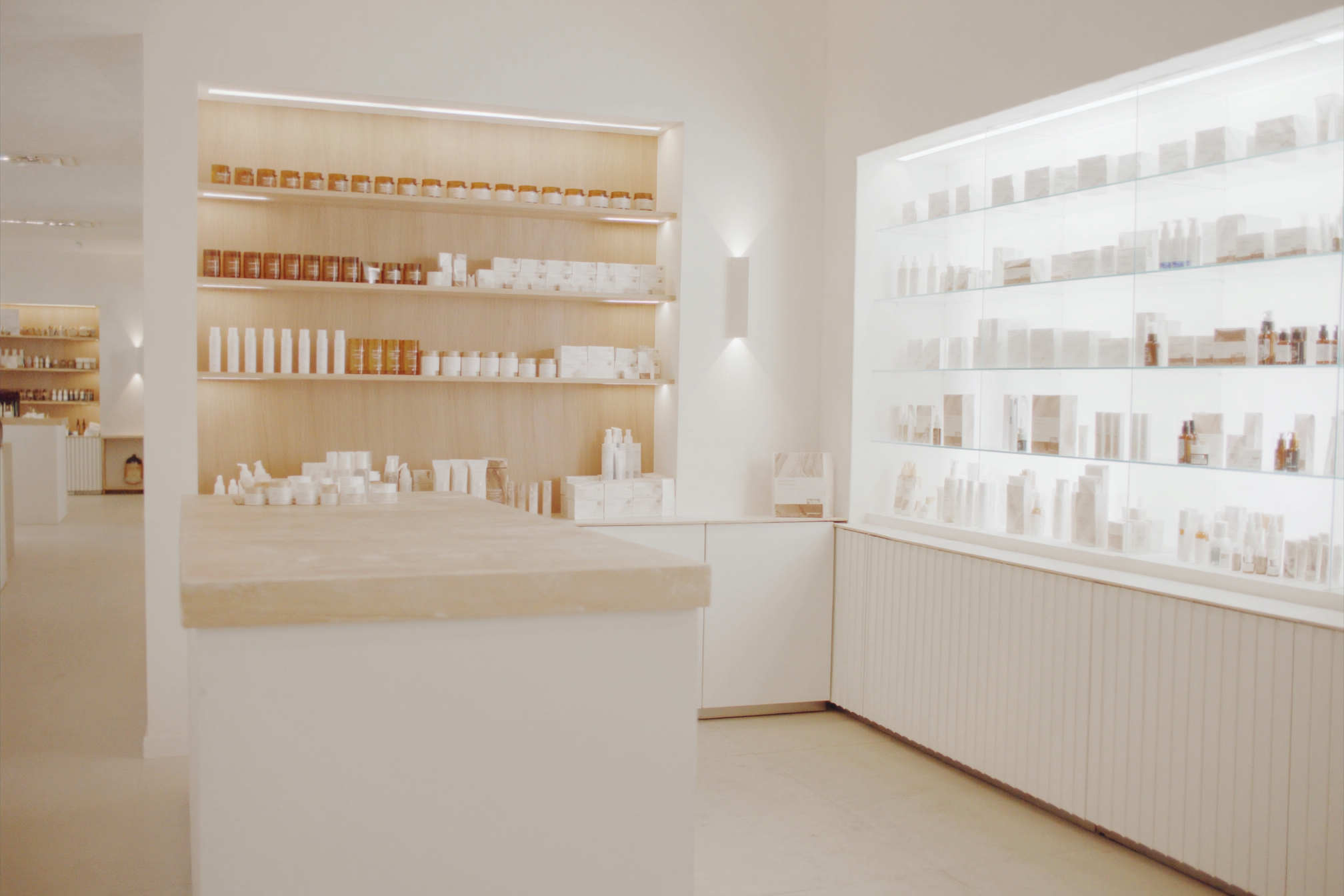 Interieur d une pharmacie dermocosmetique haut de gamme